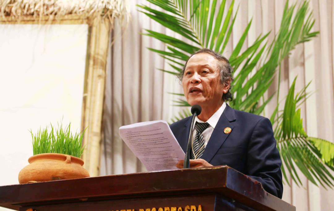 Mục sư Trần Thanh Truyện- Giáo hội Cơ đốc Phục Lâm báo cáo phiên thảo luận thứ nhất với chủ đề “Biểu dương, phát huy vai trò các tôn giáo tham gia BVMT và UPBĐKH”