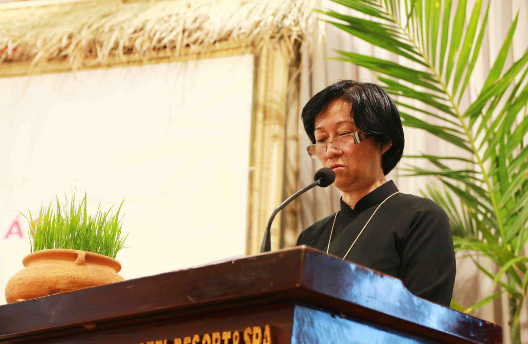 Bà Nguyễn Thị Thu Cúc- Phó Ban quản trị Minh Lý Đạo- Tam Tông Miếu trình bày báo cáo phiên thảo luận thứ hai với chủ đề “Tôn giáo với công tác ứng phó BĐKH”