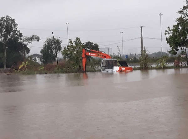 Một công trường xây dựng bị ngập sâu ở xã Hưng Đông (TP Vinh)