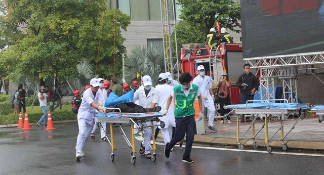 Lực lượng y tế 115 tiến hành sơ cấp cứu ban đầu và chuyển thương