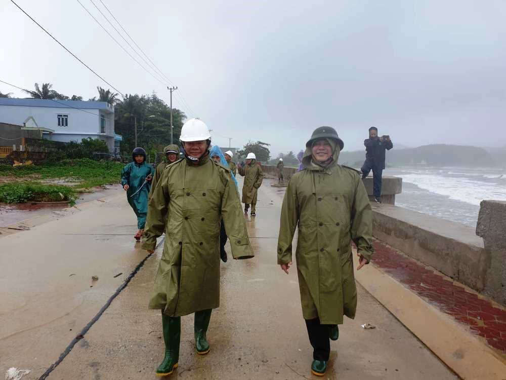 Quảng Ngãi: Di dời 10.000 hộ dân trong vùng nguy hiểm trước giờ bão số 6 đổ bộ