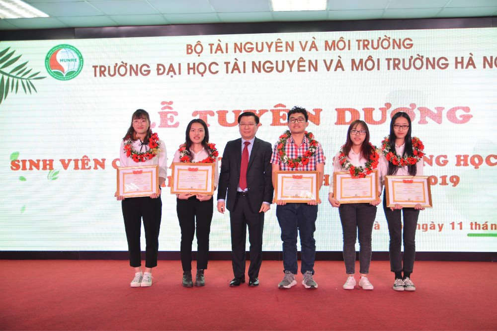 ĐH TN&MT Hà Nội: Tuyên dương sinh viên có thành tích xuất sắc trong học tập và NCKH