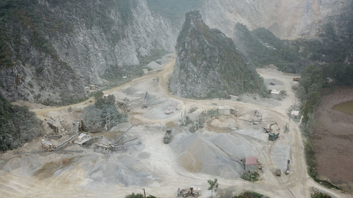 Hà Nam: Hiểm họa mất an toàn lưới điện cao thế từ việc khai thác đá của Công ty Hữu Phước 