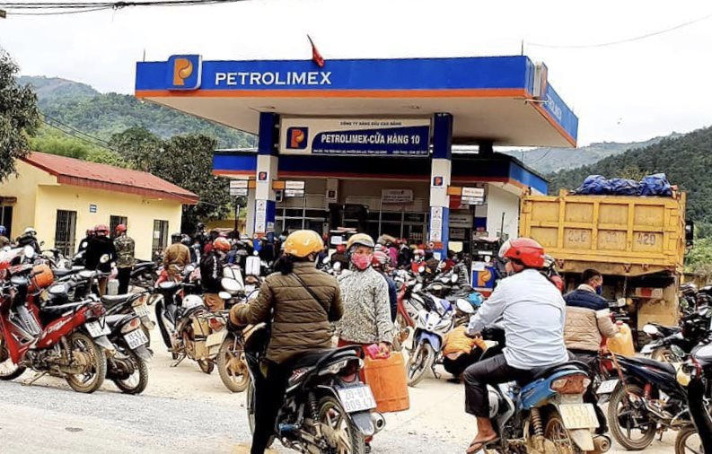 Cao Bằng: Người dân “đua nhau” đi mua xăng dầu giá rẻ