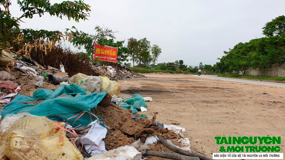TP. Thanh Hóa: Con đường rác trong khu công nghiệp