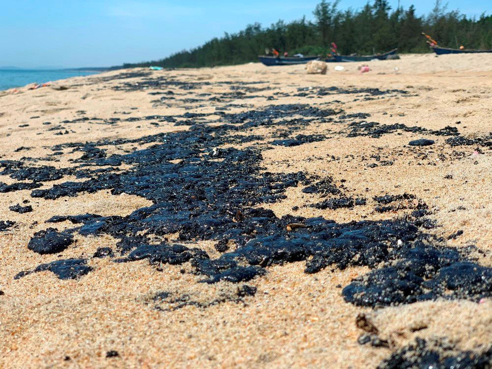 Nghi dầu vón cục tấp vào bờ biển Quảng Ngãi