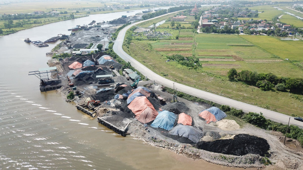 Ninh Bình: Hàng loạt cảng than ngoài đê sông Đáy gây ô nhiễm môi ...