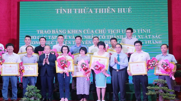 Phóng viên Báo TN&MT được Chủ tịch UBND tỉnh Thừa Thiên Huế tặng bằng khen