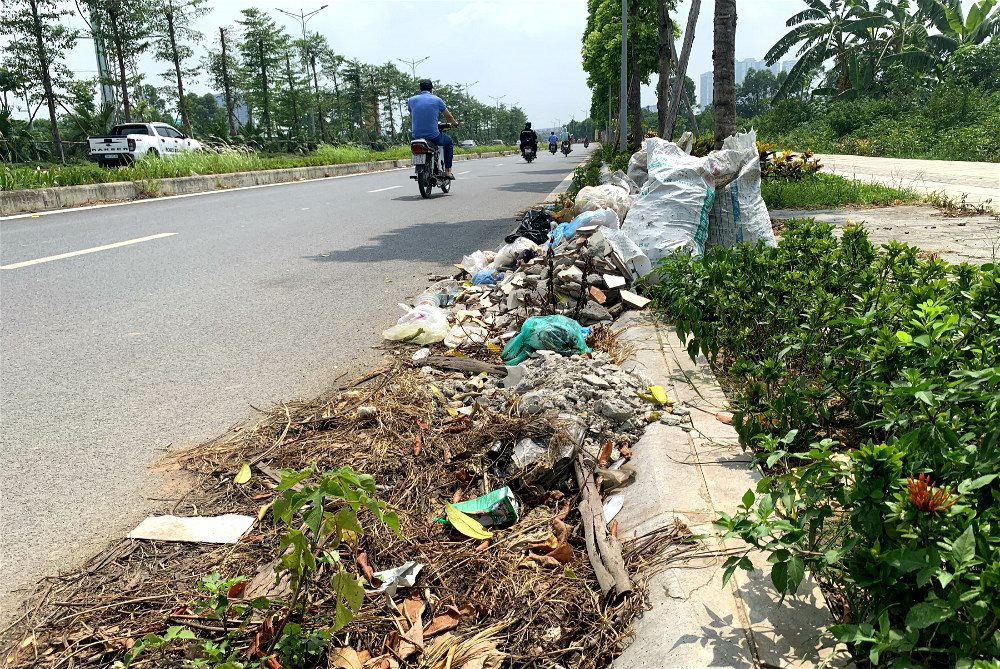 Hà Nội: Đường Chu Văn An vừa thông xe đã ngập ngụa rác thải