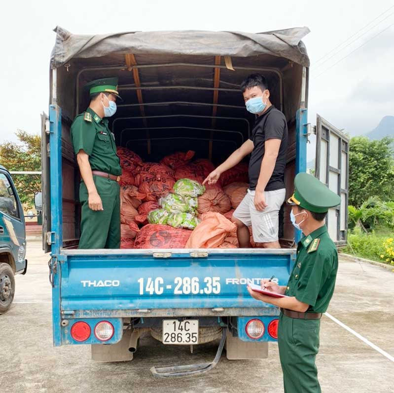 Bắt giữ 2 đối tượng vận chuyển trái phép 1,5 tấn chân gà có nguồn gốc từ Trung Quốc