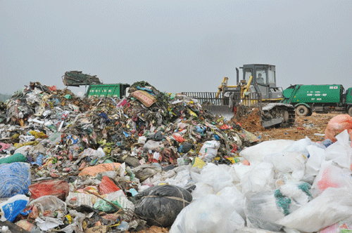 Bãi rác Nam Sơn đang  trong tình trạng quá tải