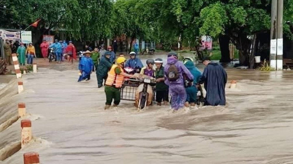 Đắk Lắk: Mưa lớn kéo dài ngập nhiều nhà cửa, chia cắt đường giao thông
