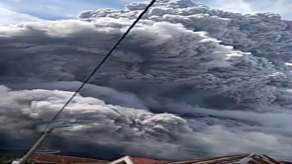 Núi lửa Indonesia phun tro bụi khổng lồ trong đợt phun trào thứ 2 trong 3 ngày