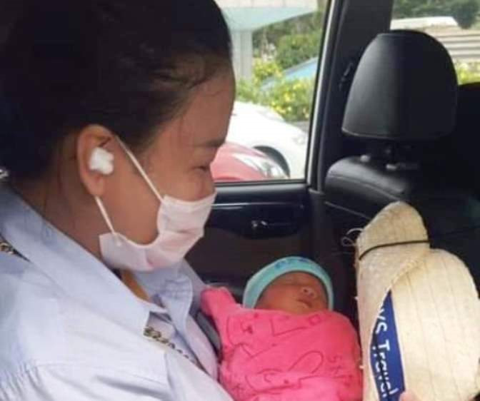 Sản phụ sinh con ngay cổng bệnh viện giữa tâm dịch