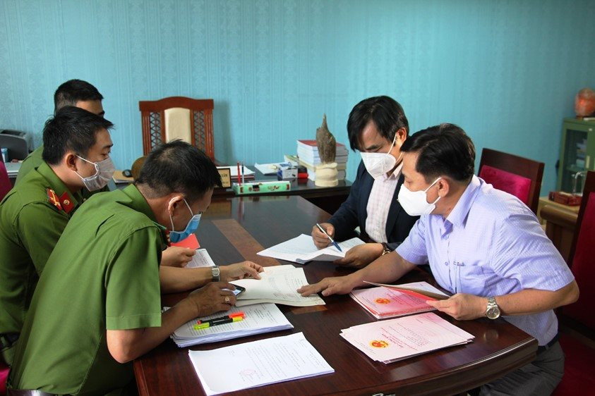 Vụ hàng chục sổ đỏ "tuồn" ra ngoài cho bạn “mượn” ở Đà Nẵng: Bàn giao 19 sổ đỏ cho Văn phòng đăng ký đất đai quận Sơn Trà