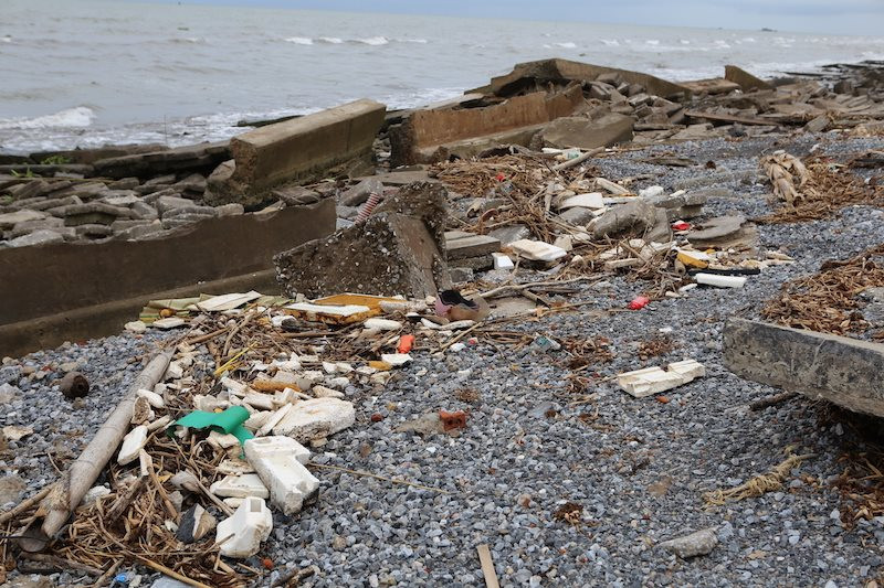 Cô gái bơi trong đống 10000 chai nhựa để cảnh báo ô nhiễm  Tuổi Trẻ  Online