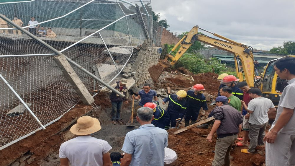 Đắk Nông: Sập bờ kè sân tennis phòng Cảnh sát giao thông làm một người tử vong