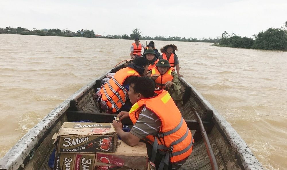 Thừa Thiên Huế: Cấp phát mì tôm cứu trợ nhân dân vùng lũ