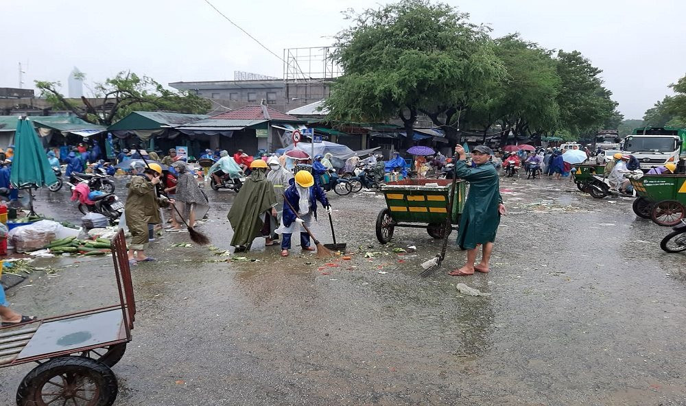 Huế: Dọn dẹp "núi rác" ở chợ Đông Ba do mưa, lũ