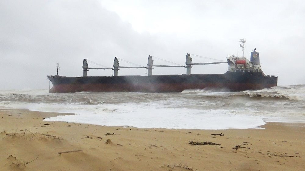Quảng Bình: Tàu hàng gần 30.000 tấn mắc cạn sau nhiều giờ trôi dạt trên biển