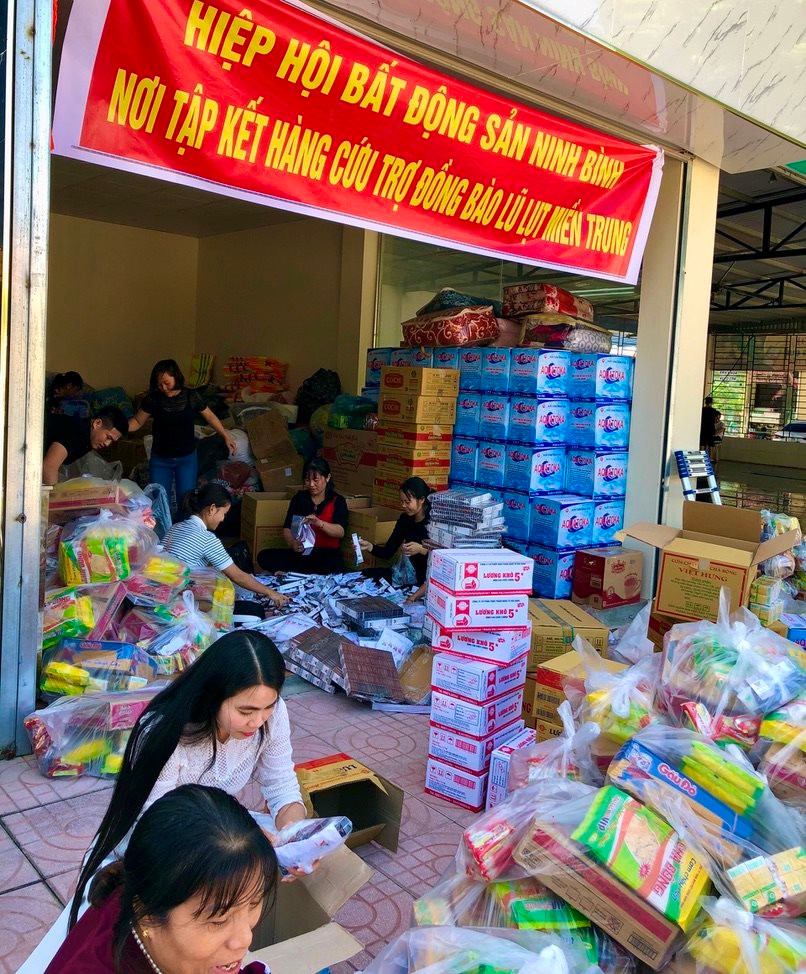 Hơn 1.000 suất quà gồm nhiều nhu yếu phẩm thiết yếu sẽ đến với đồng bào tỉnh Quảng Bình ngay trong đêm ngày 23/10 để chia sẻ bớt khó khăn