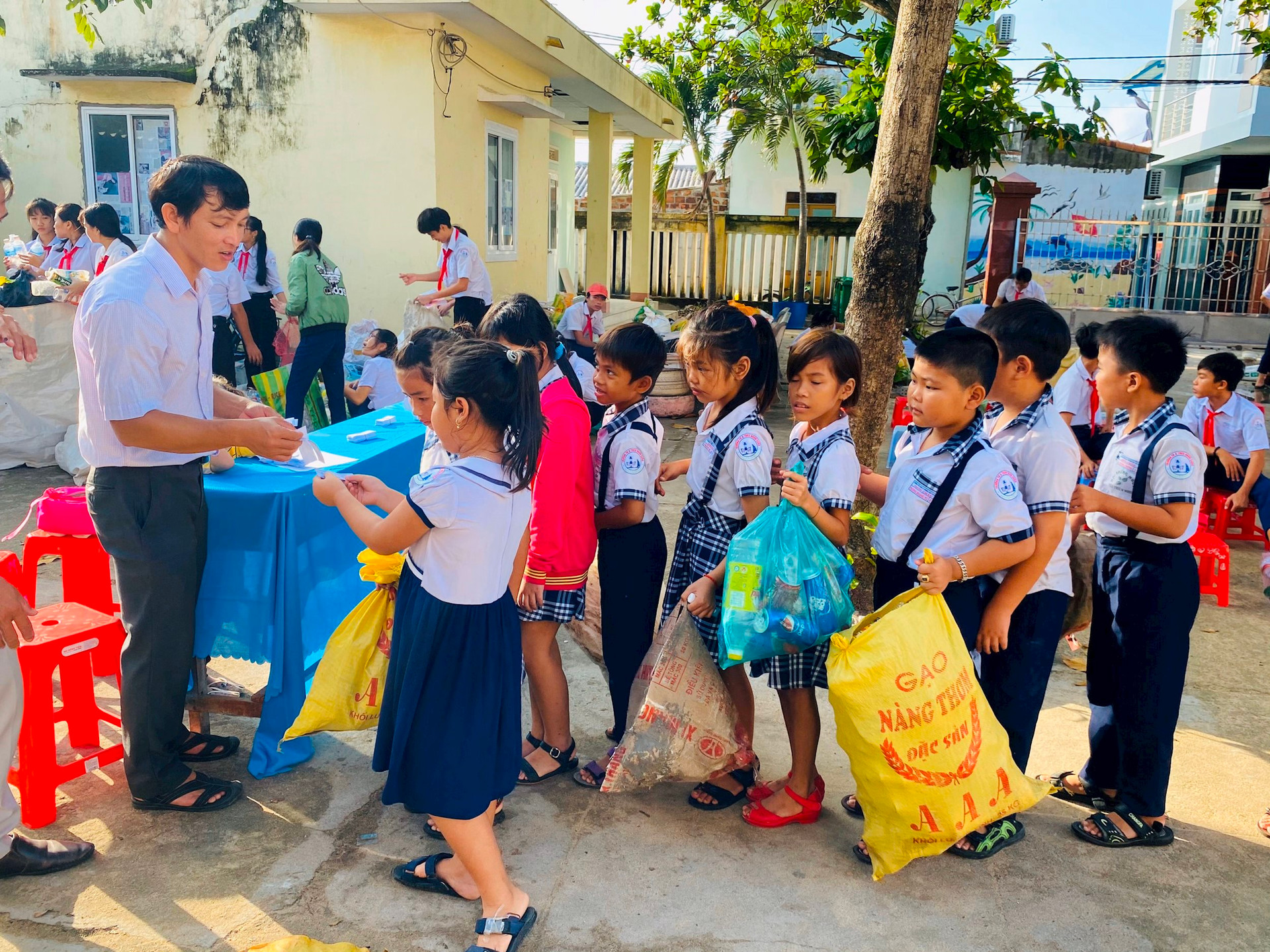 Bình Định: Ngày hội “Đổi rác tái chế lấy đồ dùng học tập”