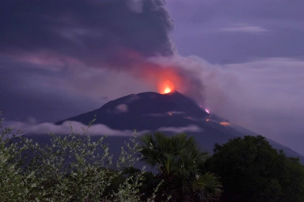 Núi lửa phun trào khiến hơn 2.700 cư dân Indonesia phải sơ tán