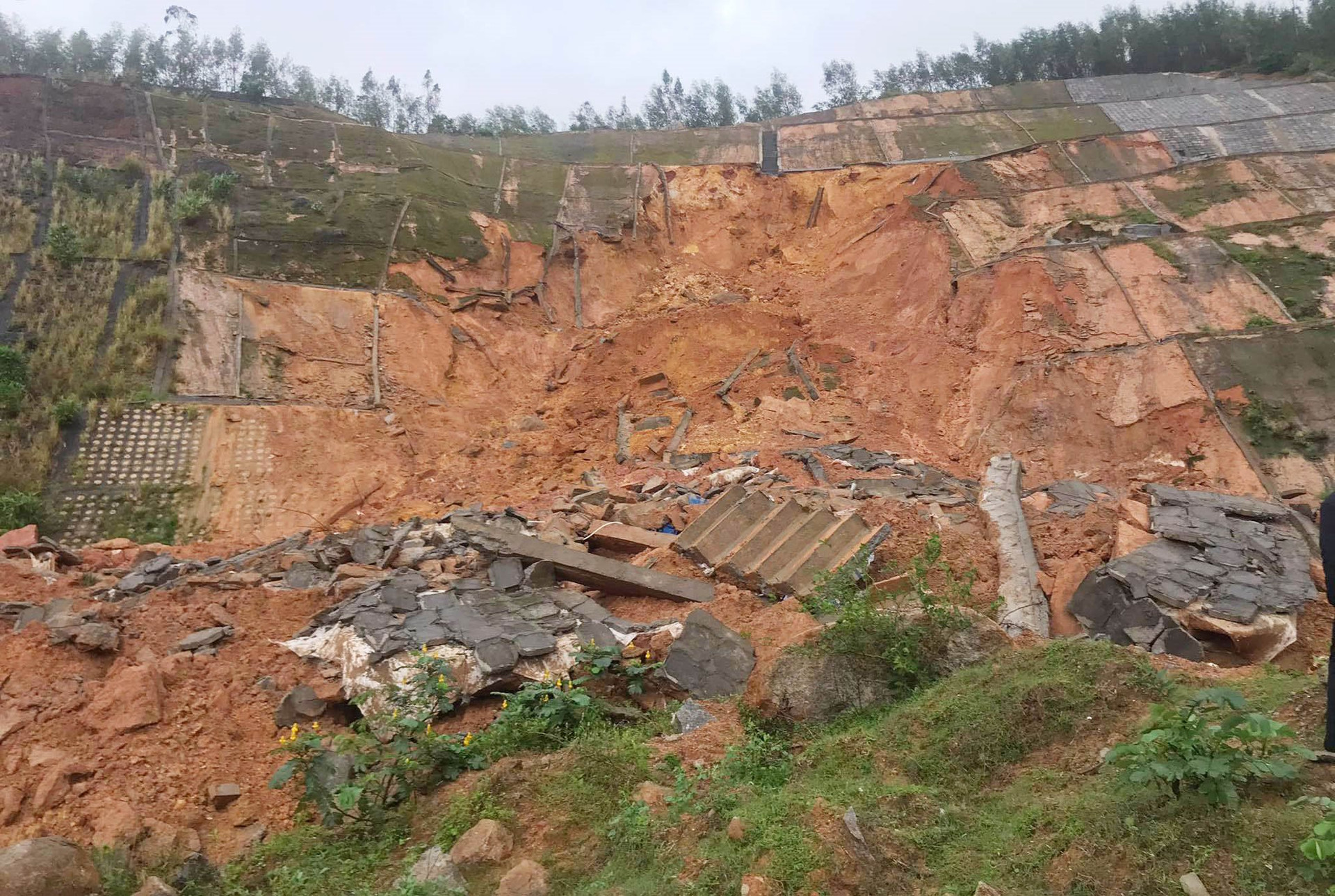 Thừa Thiên Huế: Khắc phục sạt lở đất nghiêm trọng trên tuyến đường ven biển