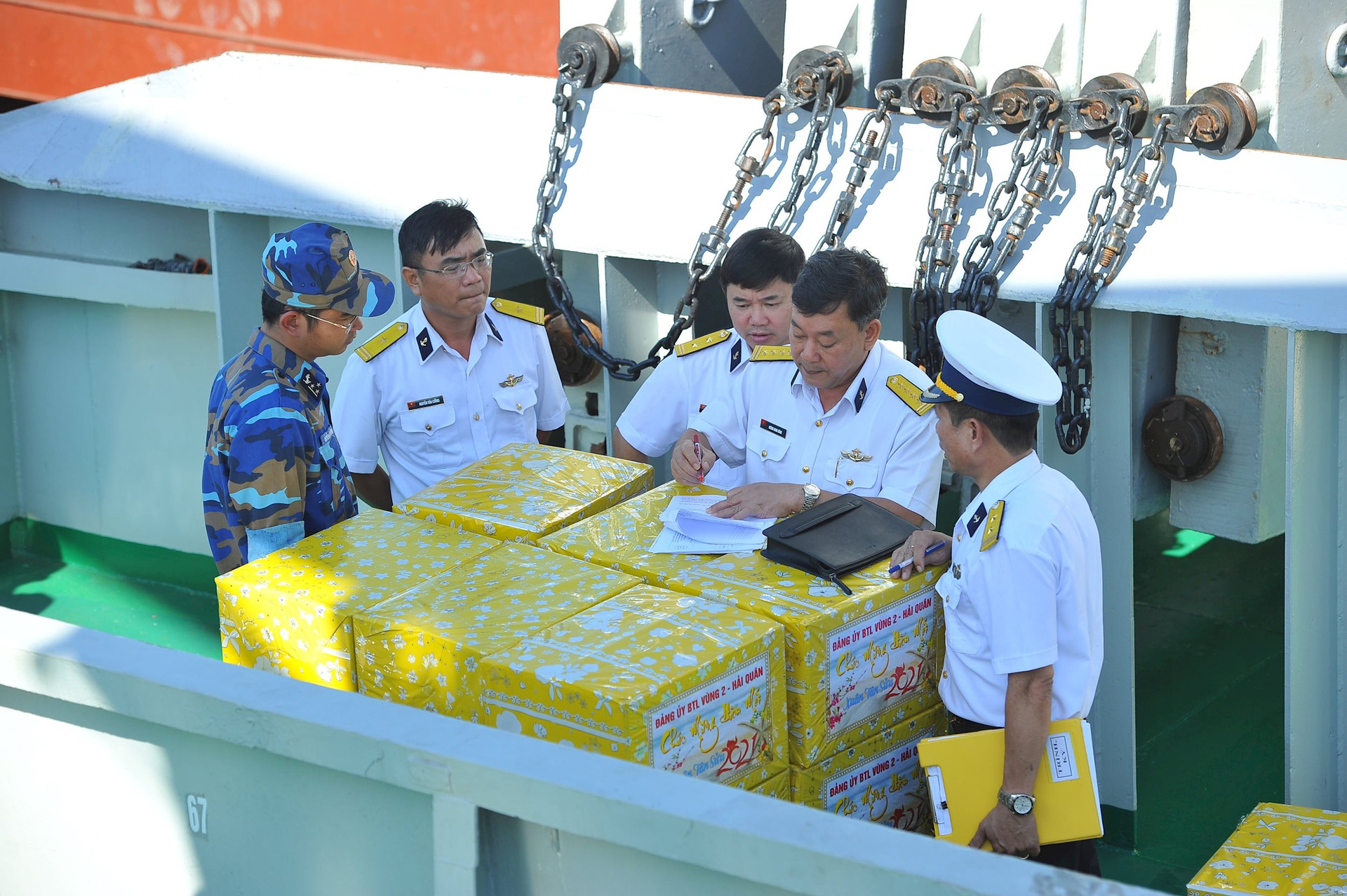 ​Vùng 2 Hải quân chuẩn bị quà đi thăm, chúc Tết nhà giàn DK1 và Côn Đảo