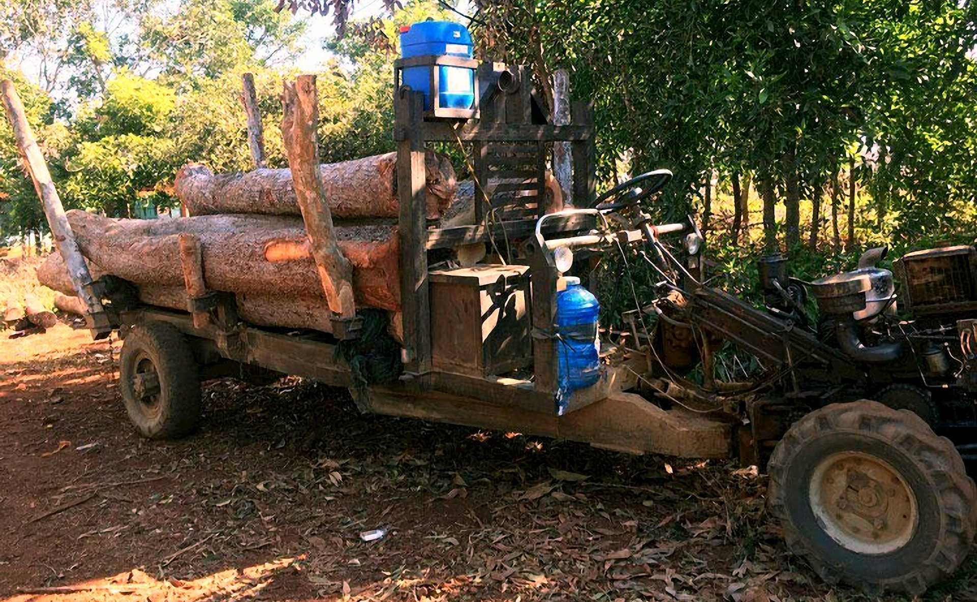 Bắt 1 xe công nông chở gỗ lậu