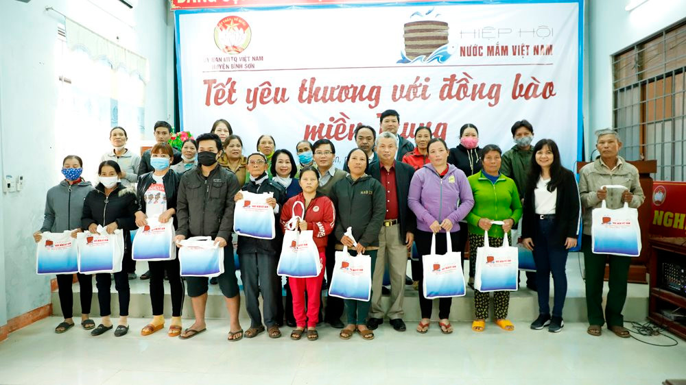 Hiệp hội Nước mắm Việt Nam làm việc tại Quảng Ngãi: Thăm 2 nhà thùng lớn, trao quà Tết cho 40 gia đình khó khăn