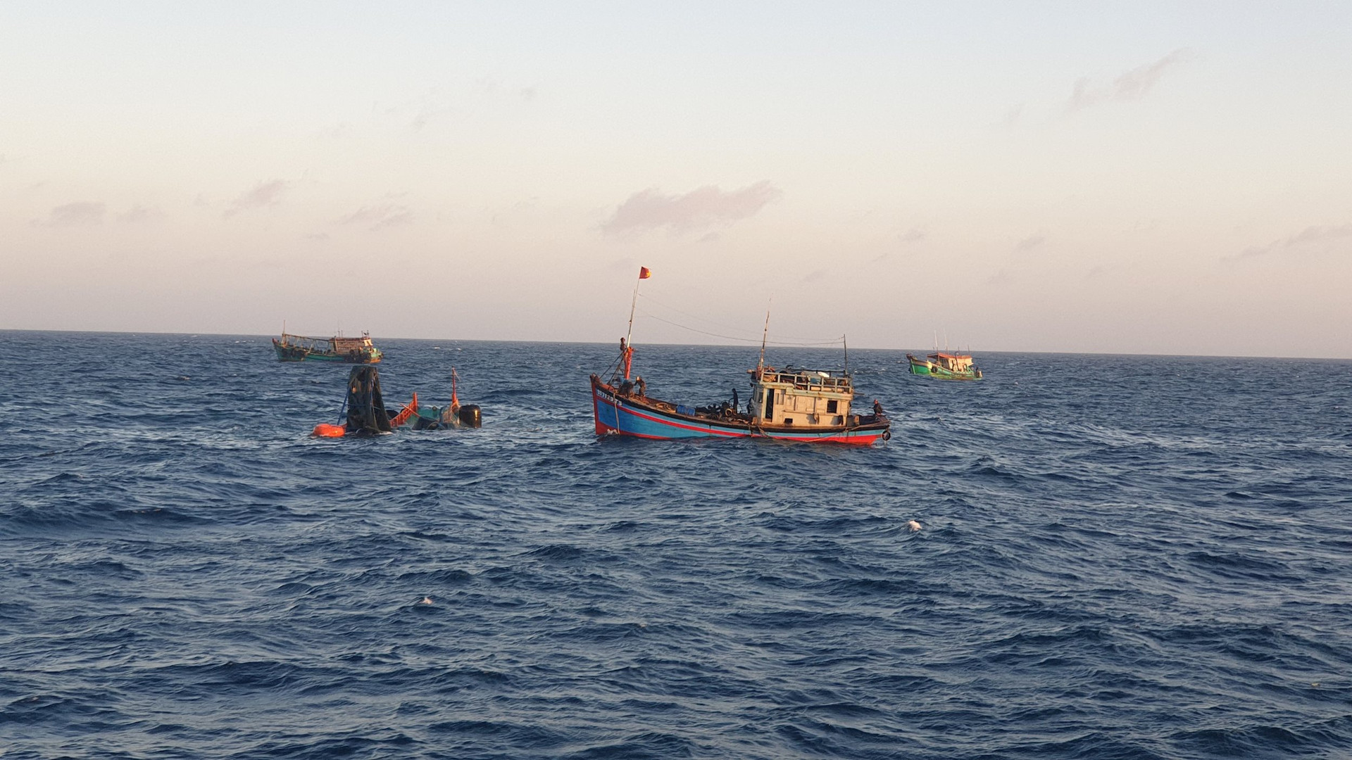 Tiếp nhận 01 thi thể ngư dân trên tàu cá BT 93998 TS bị nạn trên biển Côn Đảo