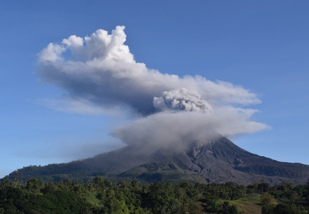 Núi lửa ở Indonesia phun cột tro bụi khổng lồ cao 5.000 mét