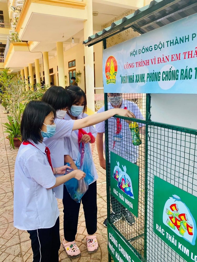 Hà Nội Học sinh tiểu học hô biến rác thải thành sản phẩm trưng bày  Báo  Dân trí