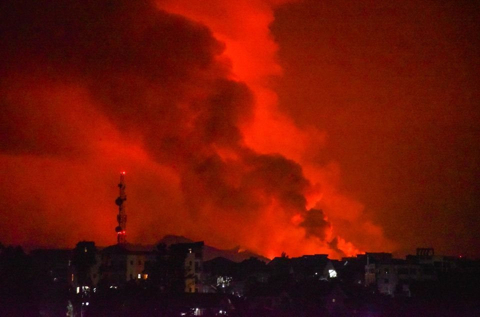Núi lửa Nyiragongo phun trào chôn vùi hàng trăm ngôi nhà