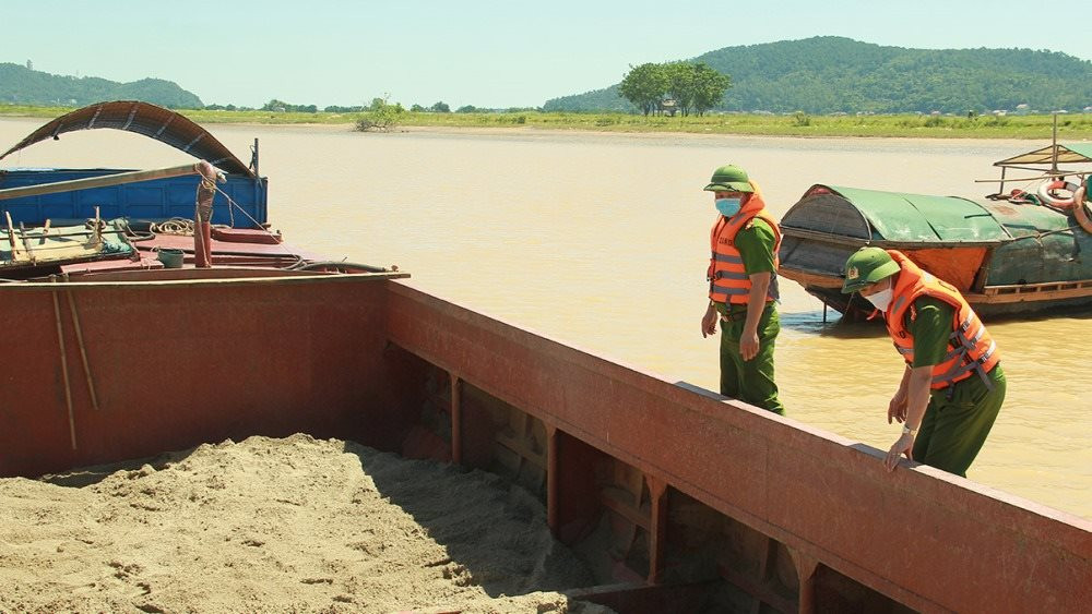 Hà Tĩnh: Xử phạt một chủ sà lan khai thác cát trái phép 10 triệu đồng