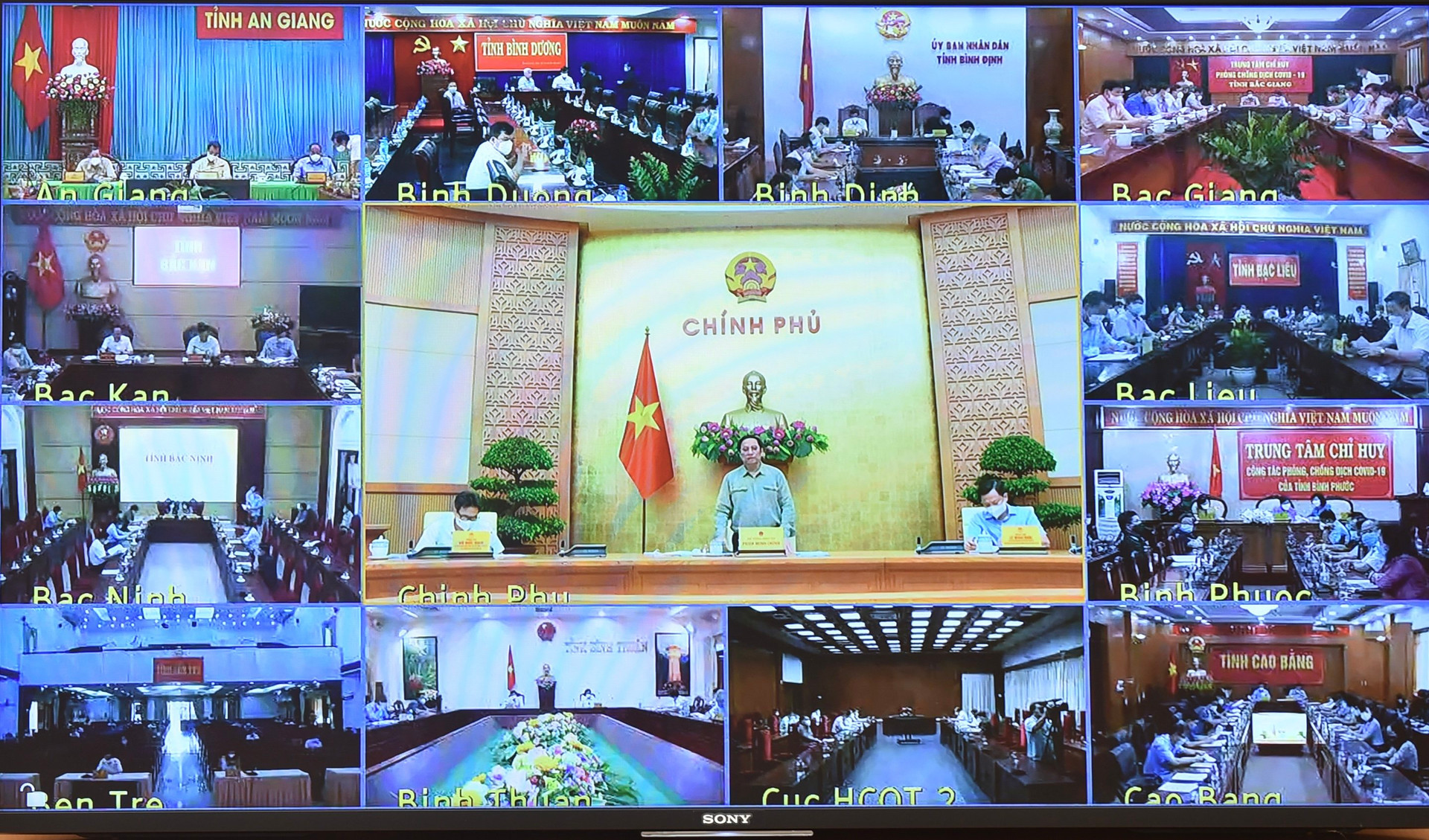Sáng 9/10, Thủ tướng Chính phủ Phạm Minh Chính, Trưởng Ban Chỉ đạo quốc gia phòng chống COVID-19 chủ trì cuộc họp trực tuyến toàn quốc của Ban Chỉ đạo với các địa phương.