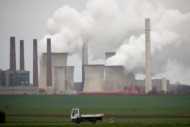 Hơi nước bốc lên từ 5 tổ máy nhiệt điện than nâu của RWE, một trong những công ty điện lớn nhất châu Âu ở Neurath, phía Tây Bắc Cologne, Đức. Ảnh: Reuters