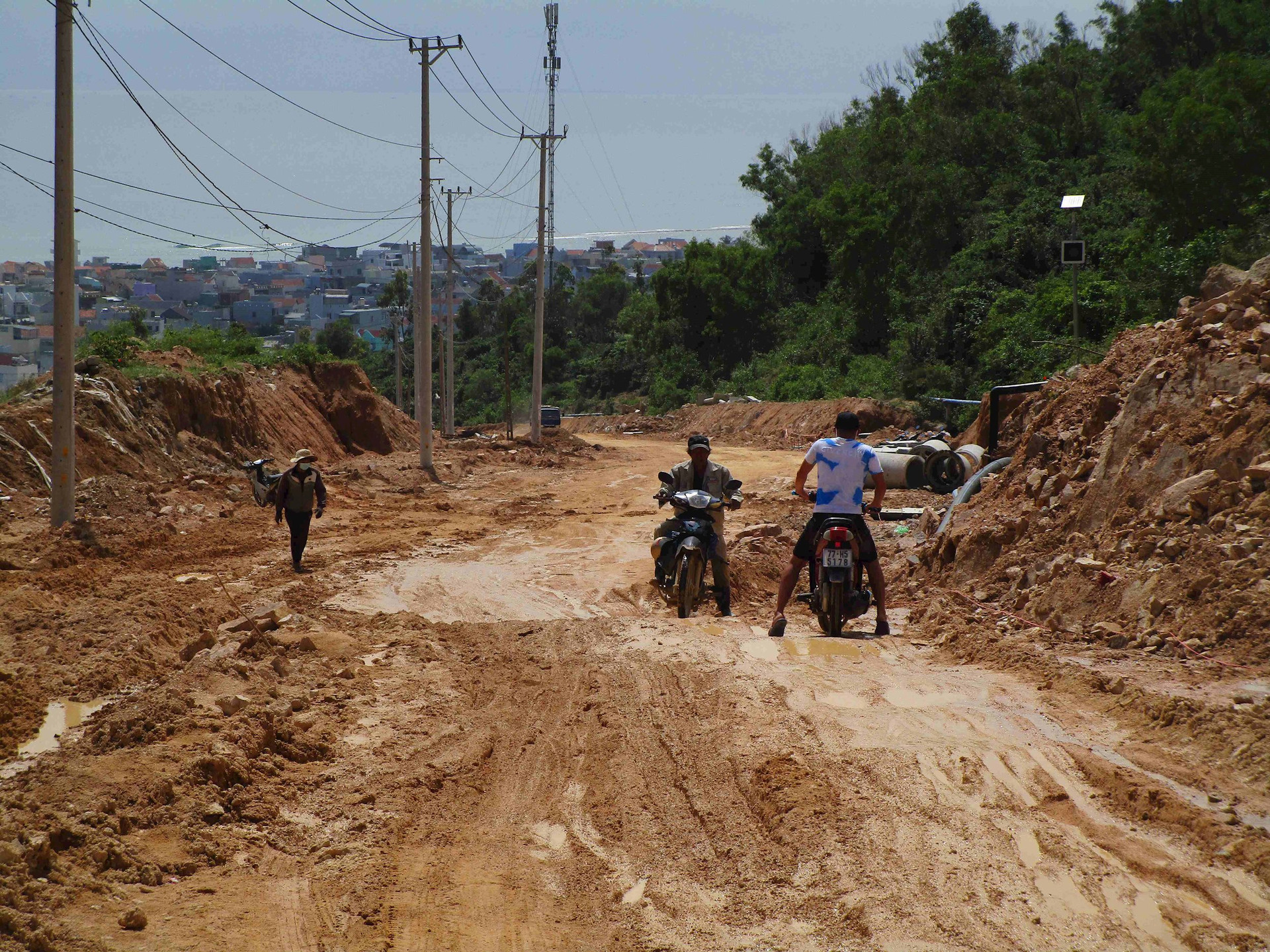 Bình Định: Dân khốn khổ vì đường sình lầy do thi công 