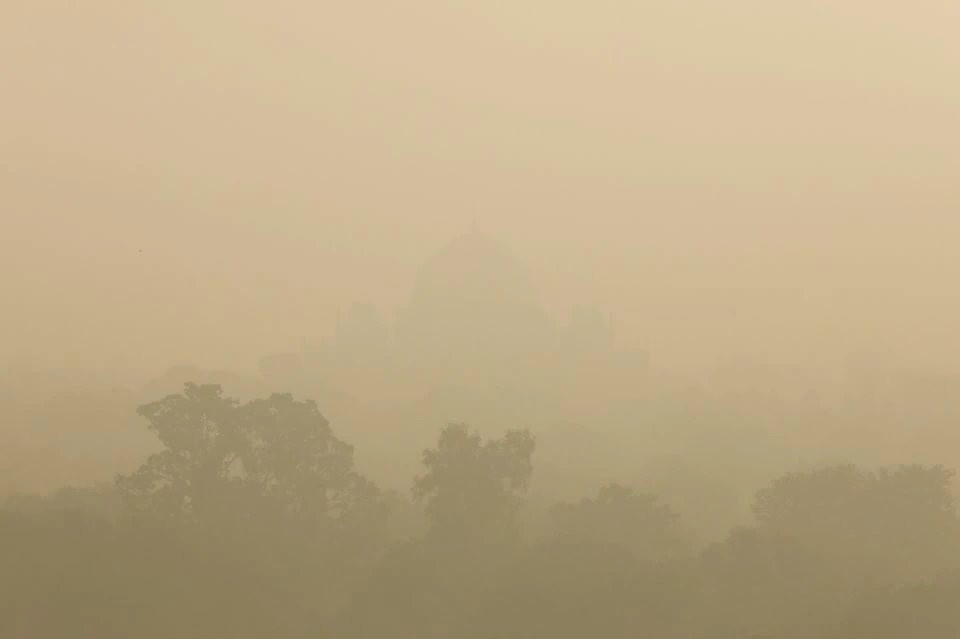 Lăng mộ Humayun bị bao phủ trong sương khói ở New Delhi, Ấn Độ vào ngày 16/11. Ảnh: Reuters