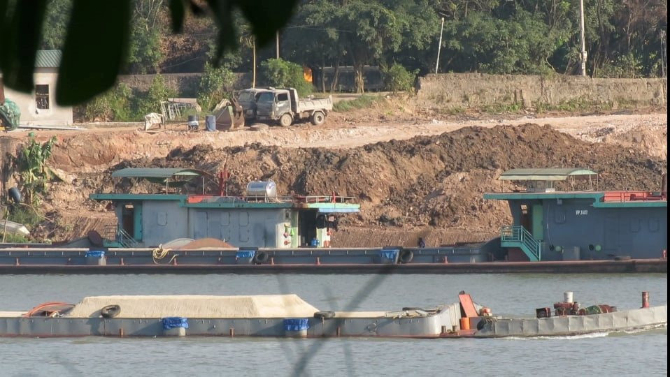 Hành vi đổ chất thải xuống lòng sông Hồng của Hợp tác xã Vôi Dân Chủ vi phạm quy định tại Luật đê điều, Luật bảo vệ môi trường