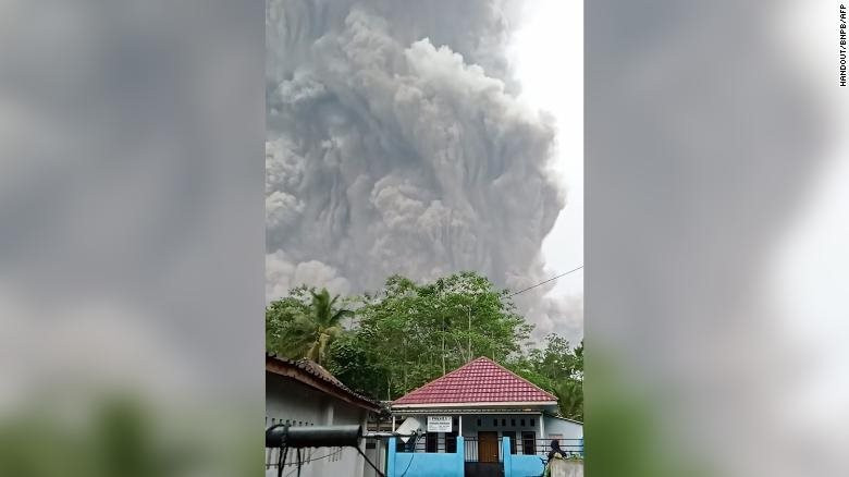 Hàng nghìn người tháo chạy do núi lửa Semeru phun trào ở Indonesia