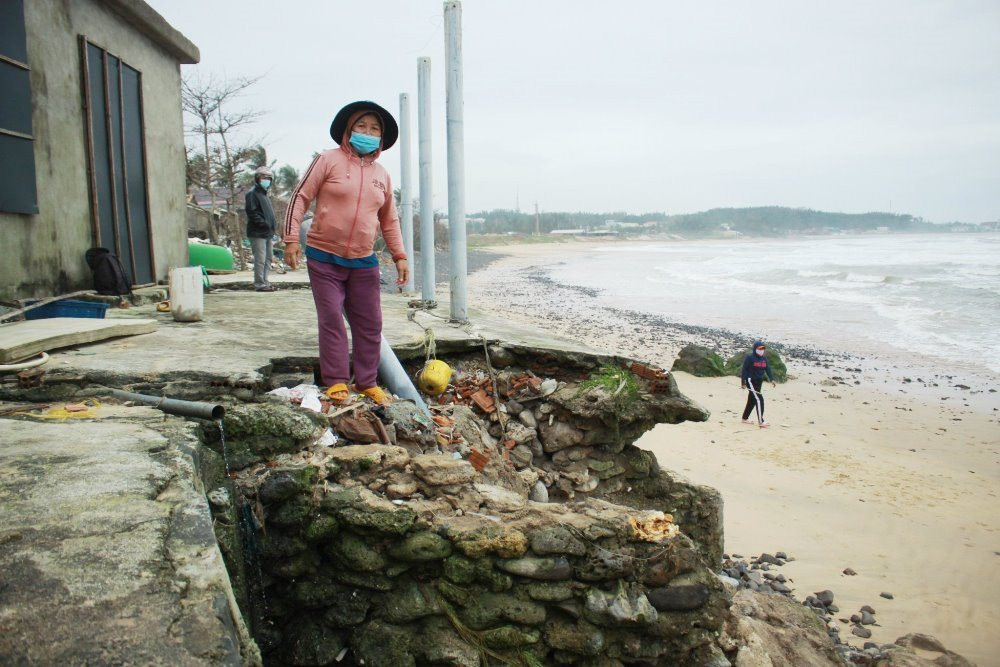 Quảng Ngãi: Biển lại xâm thực, đe doạ làng biển Bình Hải 