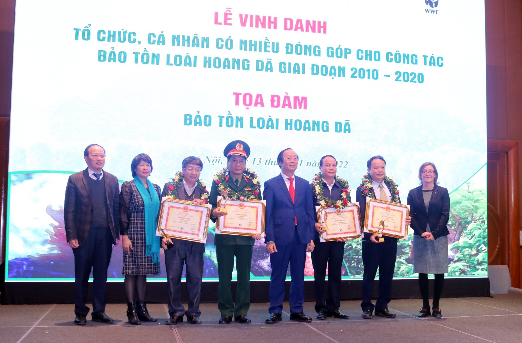 Thứ trưởng Võ Tuấn Nhân và lãnh đạo Ngân hàng Thế giới và Tổ chức WWF Việt Nam đã trao Bằng khen của Bộ trưởng Bộ Tài nguyên và Môi trường cho các tập thể có thành tích xuất sắc trong lĩnh vực bảo tồn thiên nhiên và đa dạng sinh học năm 2021. Ảnh: Thanh Tùng