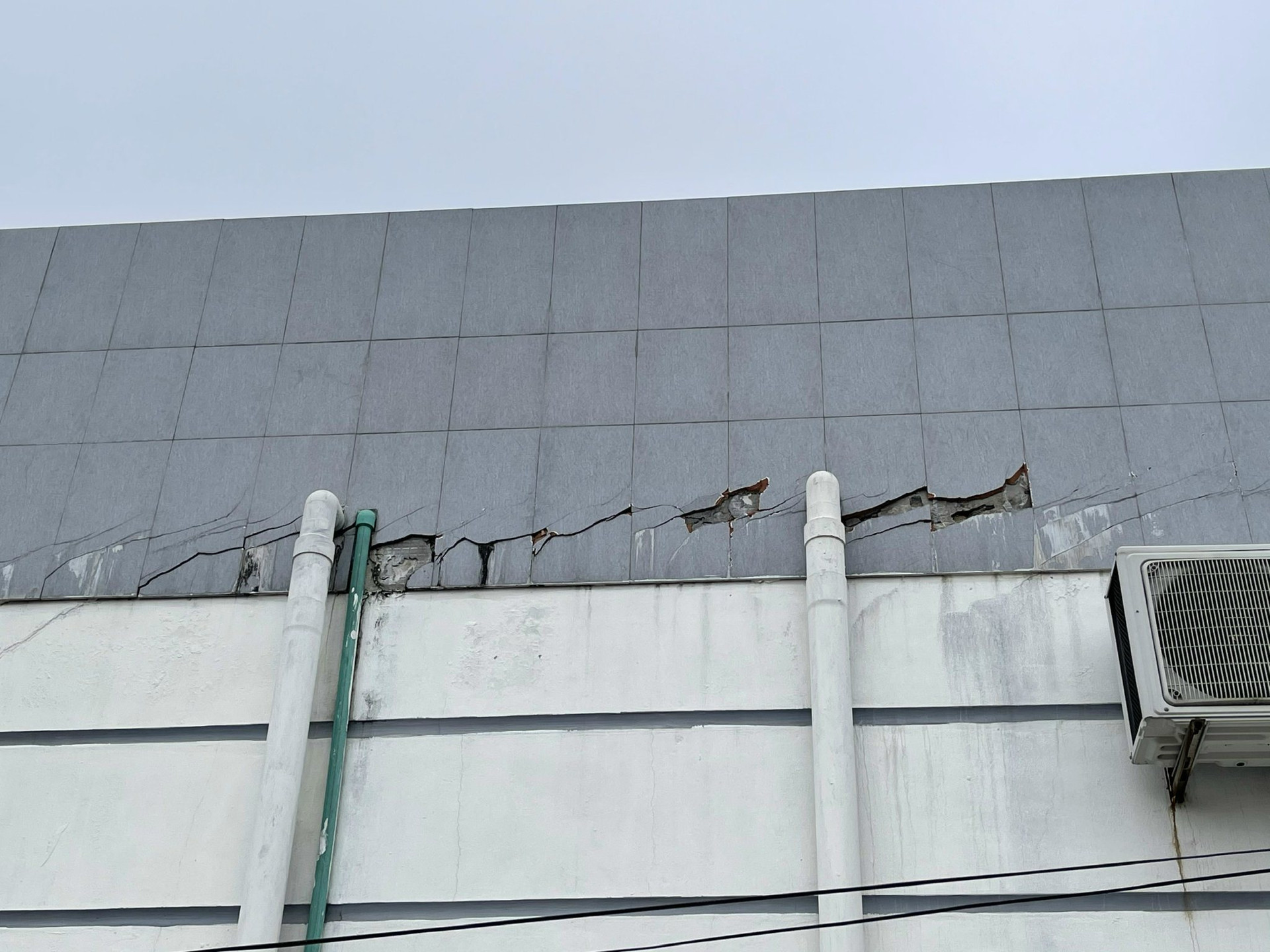 Người dân xung quanh Trung tâm văn hoá huyện Yên Khánh cho hay, cách đây vài tháng, họ đã thấy việc bong tróc của lớp sơn, các vết nứt dọc tường cũng như việc đá ốp rơi vỡ rồi. Thật lạ khi một dự án lớn của huyện mà mới 3 năm thôi đã xuống cấp như vậy.
