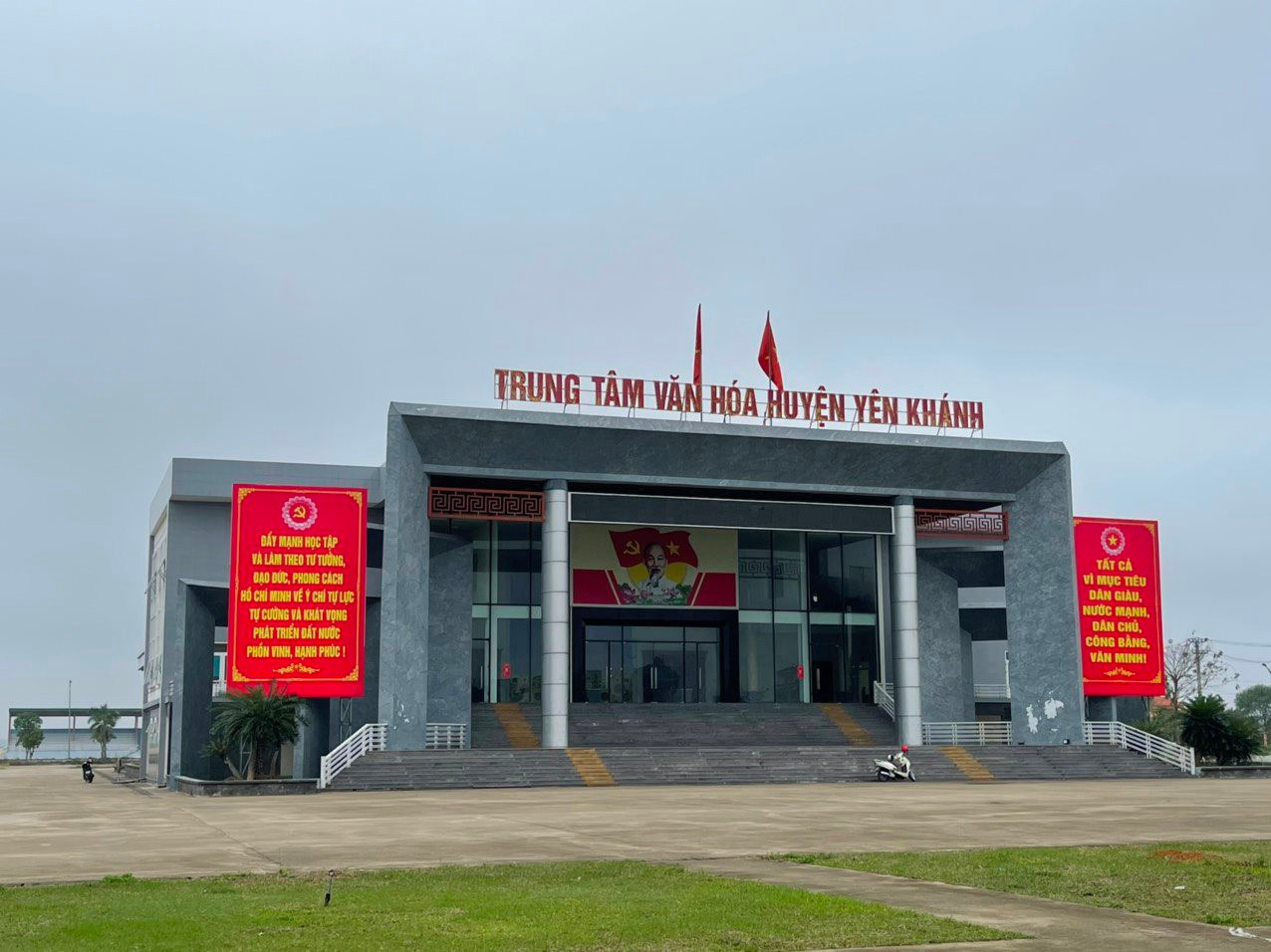 Trung tâm Văn hoá huyện Yên Khánh (Ninh Bình) mới 3 năm đưa vào sử dụng đã có nhiều hạng mục bị xuống cấp.