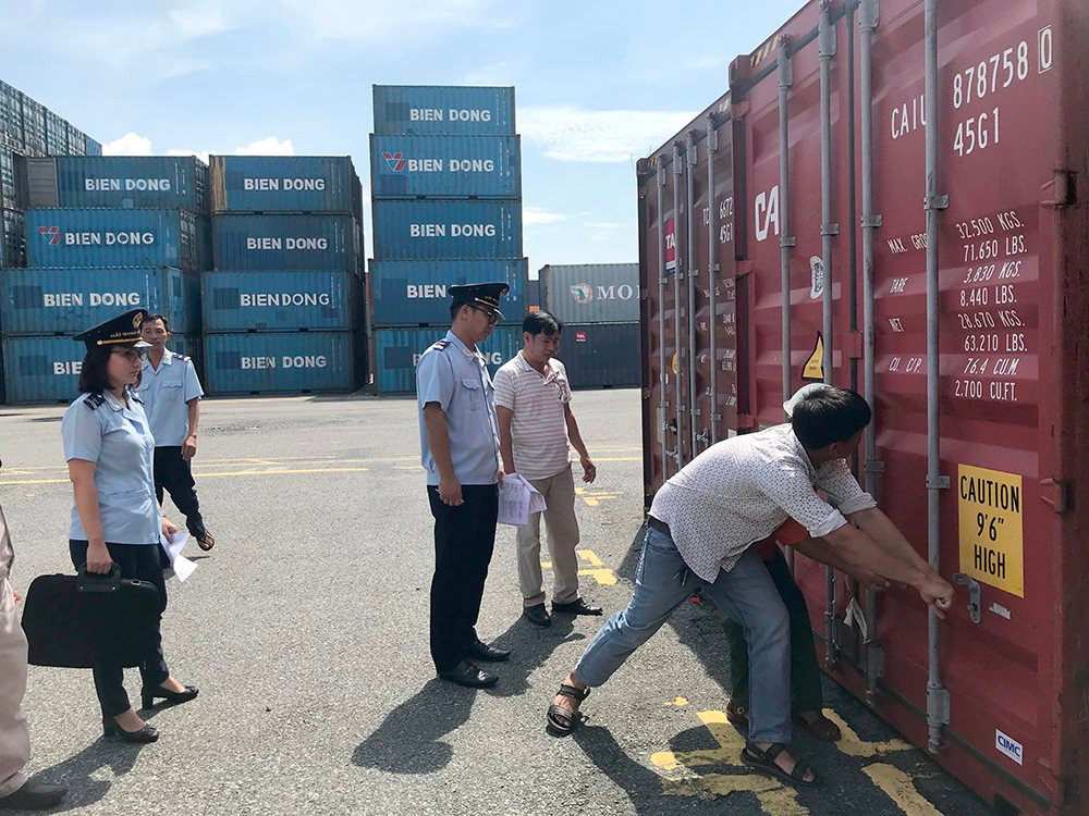 Lực lượng chức năng kiểm tra hàng container phế liệu nhập khẩu (Ảnh chụp trước giãn cách xã hội).