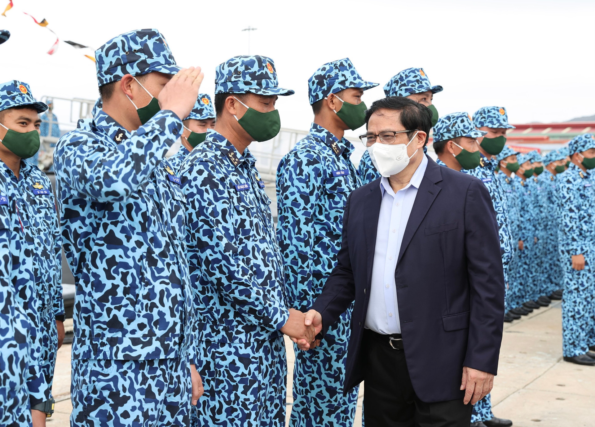 Thủ tướng dâng hương tưởng niệm chiến sĩ Gạc Ma, thăm Lữ đoàn Tàu ngầm và Vùng 4 Hải quân - Ảnh 4.