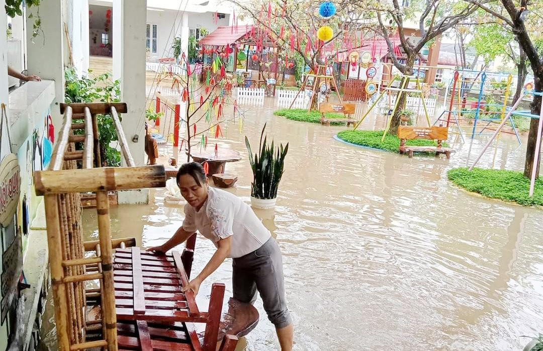 Thừa Thiên – Huế: Mưa trái mùa, lốc xoáy khiến nhiều nhà tốc mái