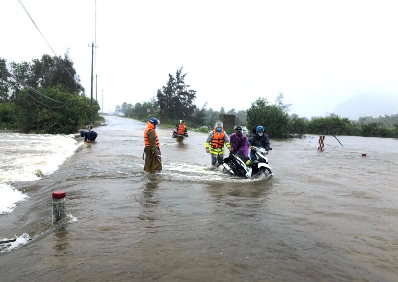 Thừa Thiên - Huế: Mưa lũ trái mùa, nhiều nơi ngập sâu